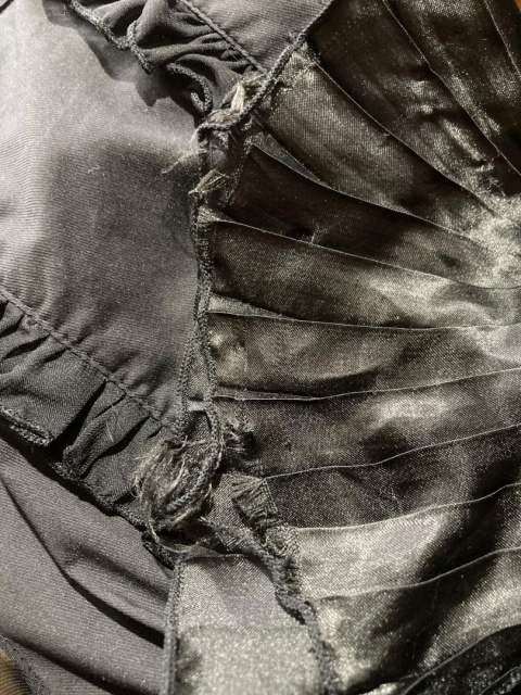 Czarna koszula z wiązaniem na plecach Czarna koszula z wiązaniem na plecach