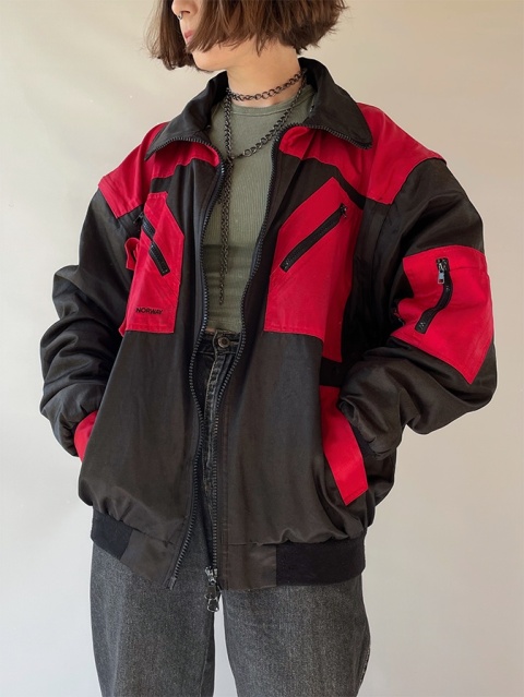 Czarno-czerwona ciepła kurtka