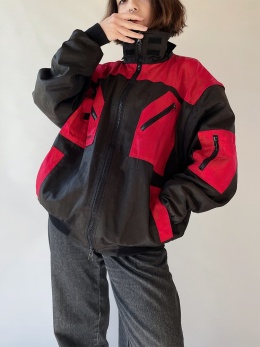 Czarno-czerwona ciepła kurtka