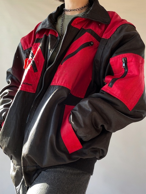 Czarno-czerwona ciepła kurtka