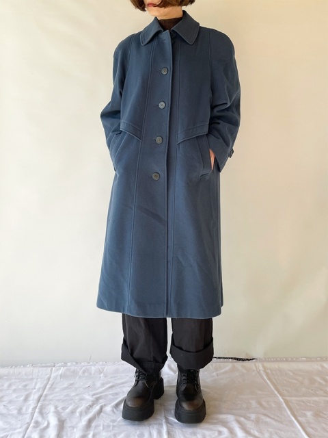 Niebieski płaszcz z wełny