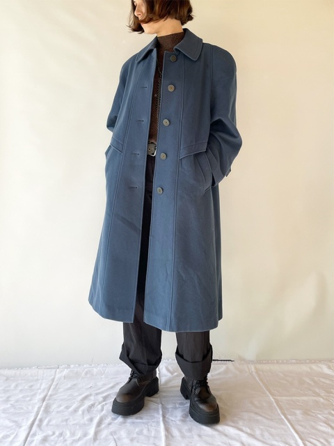 Niebieski płaszcz z wełny