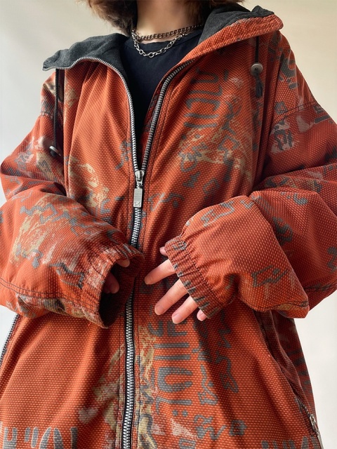 Pomarańczowa kurtka w napisy Pomarańczowa kurtka w napisy