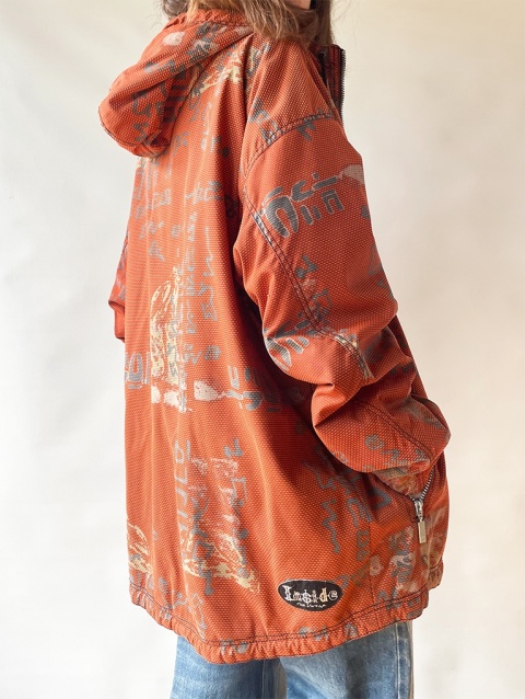 Pomarańczowa kurtka w napisy Pomarańczowa kurtka w napisy