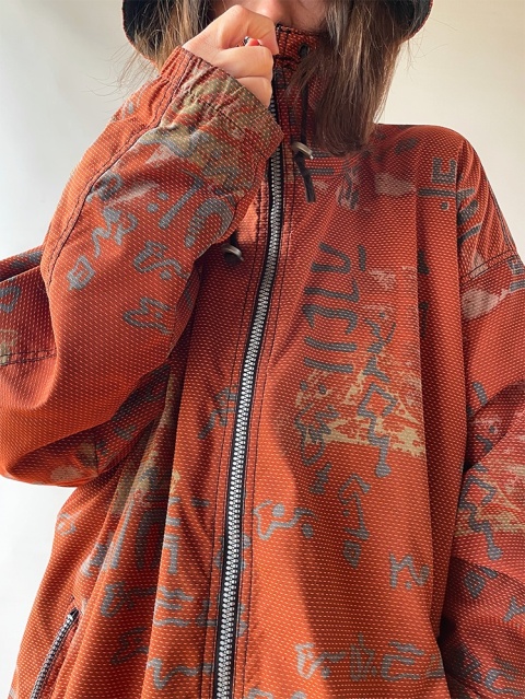 Pomarańczowa kurtka w napisy Pomarańczowa kurtka w napisy