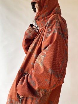 Pomarańczowa kurtka w napisy