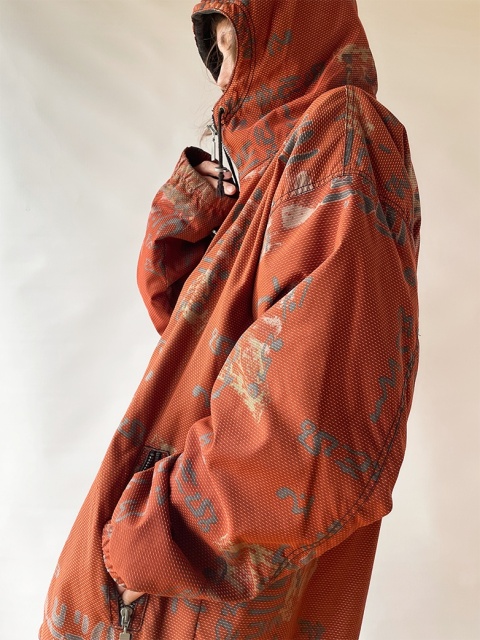 Pomarańczowa kurtka w napisy Pomarańczowa kurtka w napisy