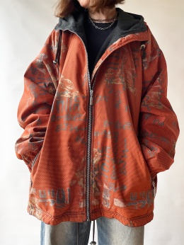 Pomarańczowa kurtka w napisy