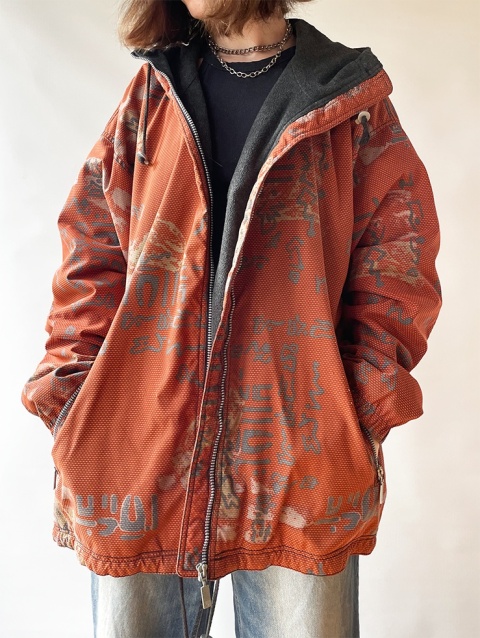 Pomarańczowa kurtka w napisy Pomarańczowa kurtka w napisy