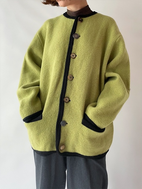 Zielony sweter na guziki