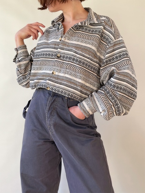 Szara koszula we wzory