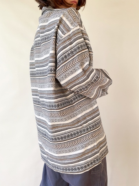 Szara koszula we wzory