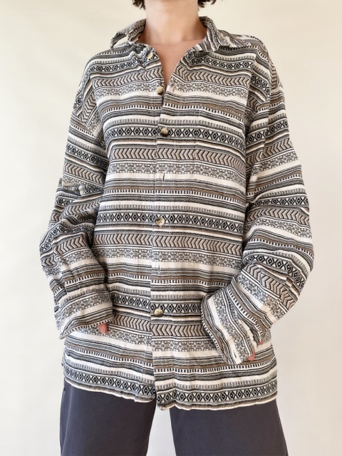 Szara koszula we wzory