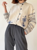 Kremowa bluza we wzory