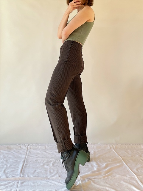 Brązowe spodnie w paseczki