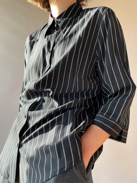 Czarna koszula w paseczki