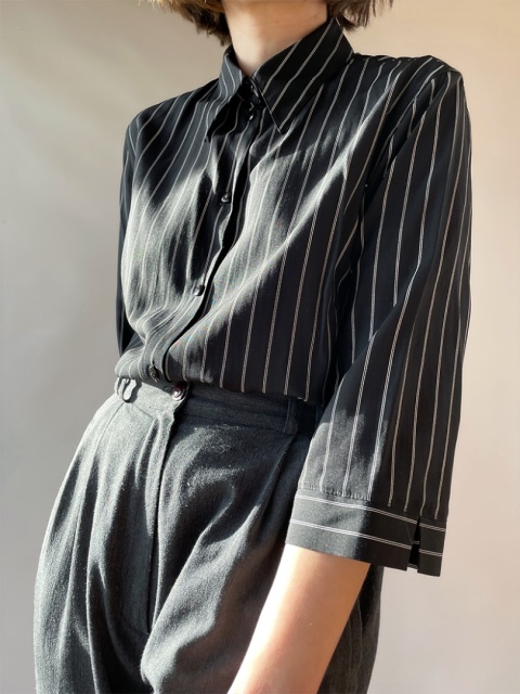 Czarna koszula w paseczki