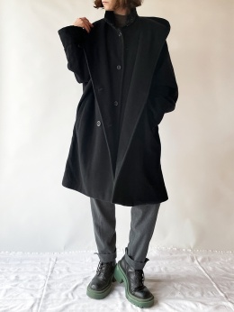 Czarny płaszcz z kapturem