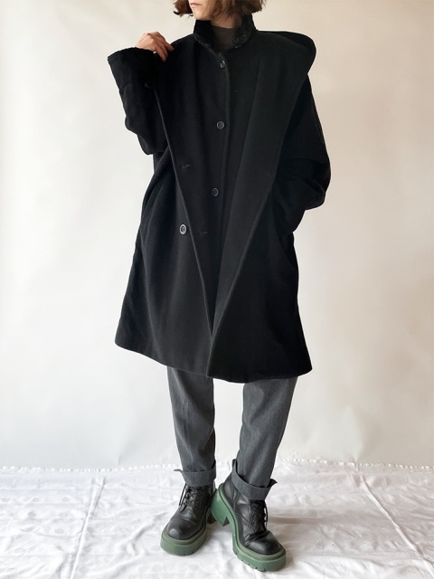 Czarny płaszcz z kapturem