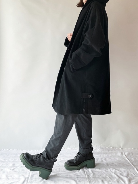 Czarny płaszcz z kapturem