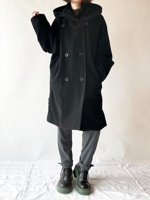 Czarny płaszcz z kapturem