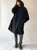 Czarny płaszcz z kapturem