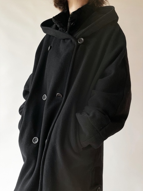 Czarny płaszcz z kapturem