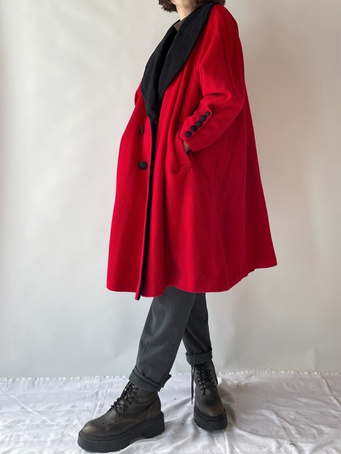 Czerwony płaszcz z wełny