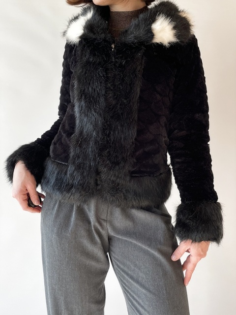 Futerko z czarno-białym kołnierzem