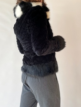 Futerko z czarno-białym kołnierzem