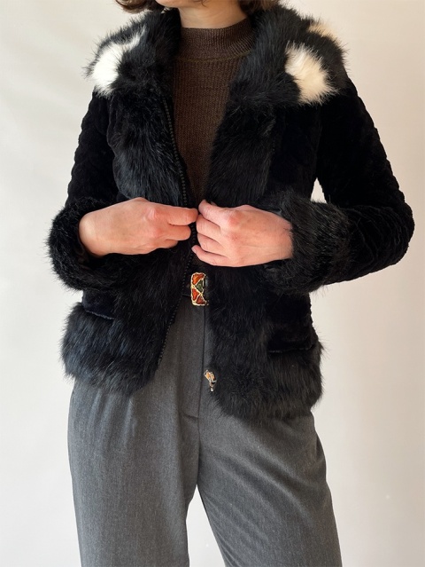 Futerko z czarno-białym kołnierzem