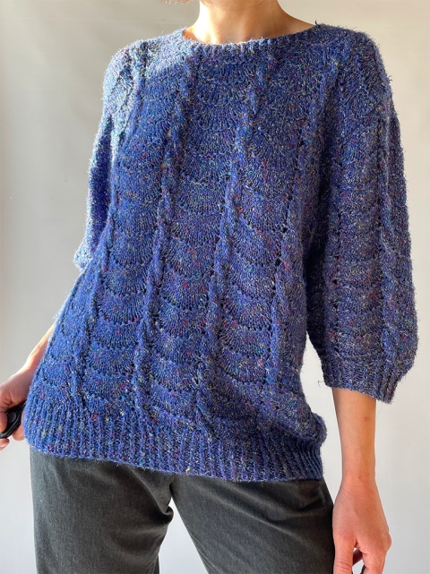 Lekki, niebieski sweterek