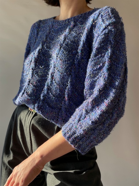 Lekki, niebieski sweterek