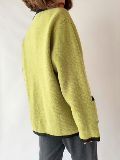 Zielony sweter na guziki