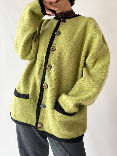 Zielony sweter na guziki