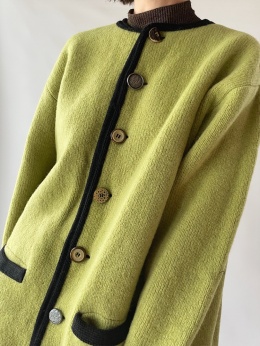 Zielony sweter na guziki