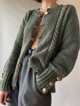 Sweter z ozdobnymi zapięciami