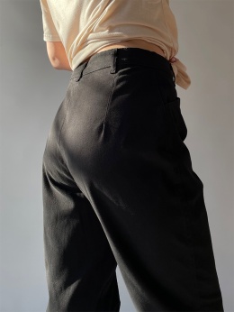 Czarne spodnie z wysokim stanem