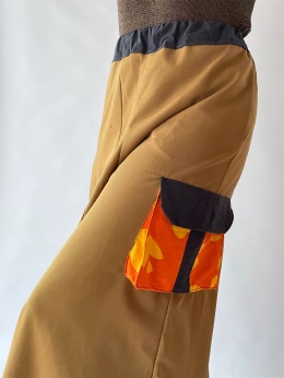 Spodnie upcycled z naszywką