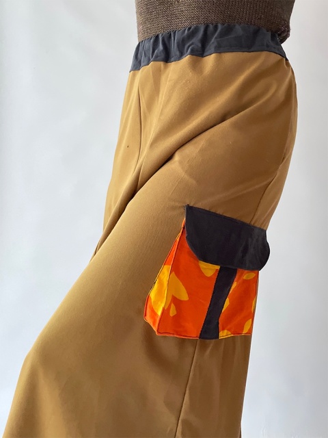 Spodnie upcycled z naszywką