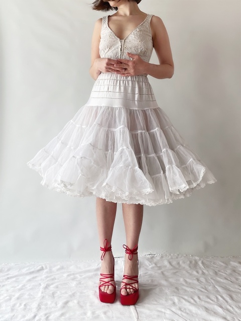 Biała, koronkowa spódniczka