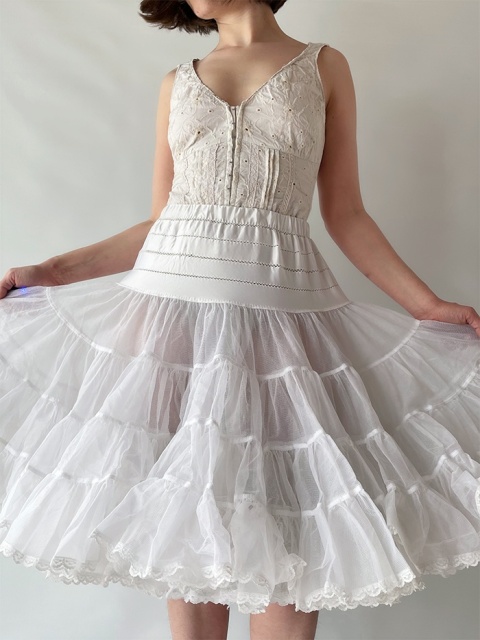 Biała, koronkowa spódniczka