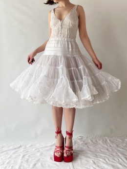 Biała, koronkowa spódniczka