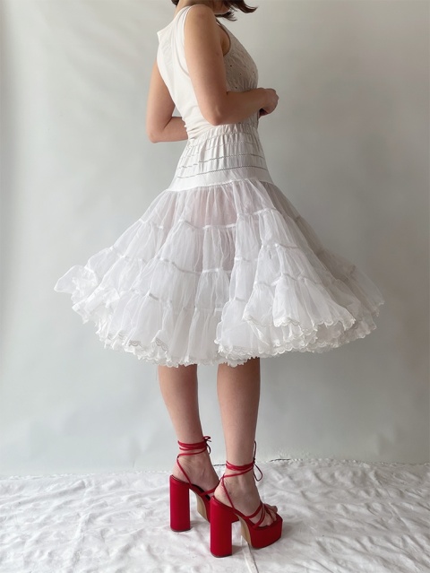 Biała, koronkowa spódniczka