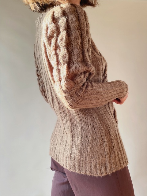 Sweter z ozdobnymi guzikami