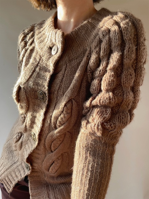 Sweter z ozdobnymi guzikami