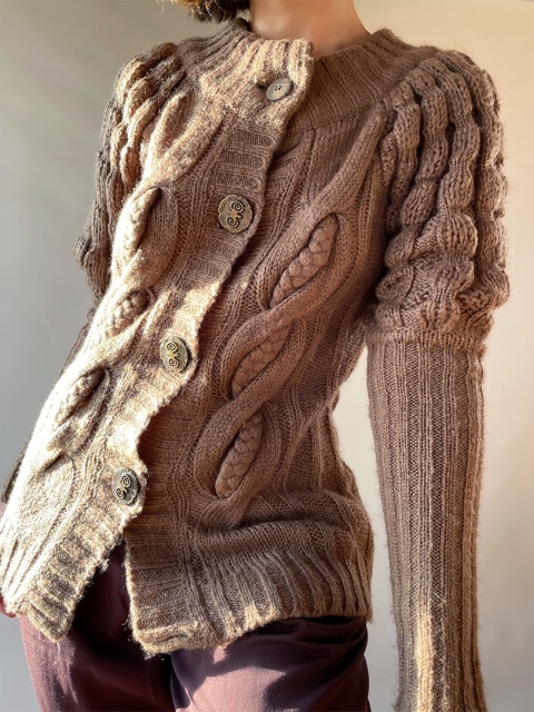 Sweter z ozdobnymi guzikami