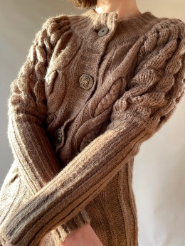 Sweter z ozdobnymi guzikami