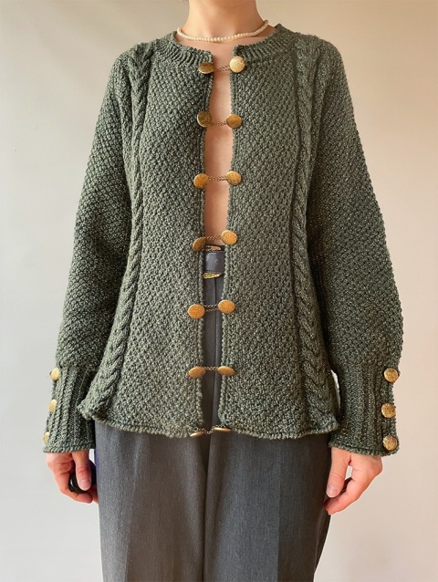 Sweter z ozdobnymi zapięciami