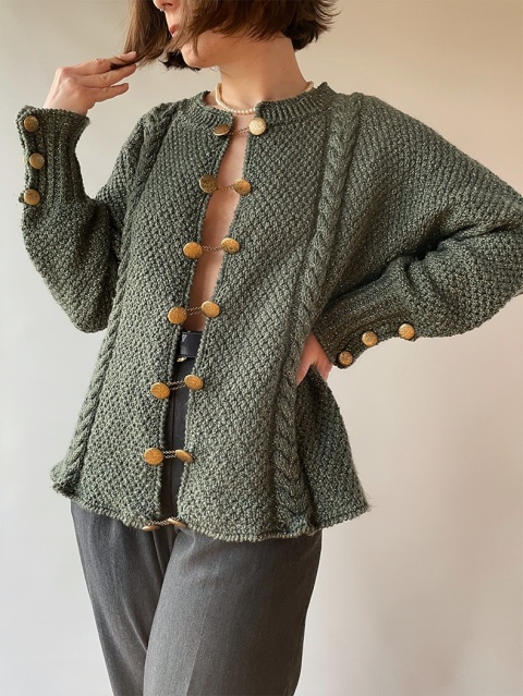 Sweter z ozdobnymi zapięciami